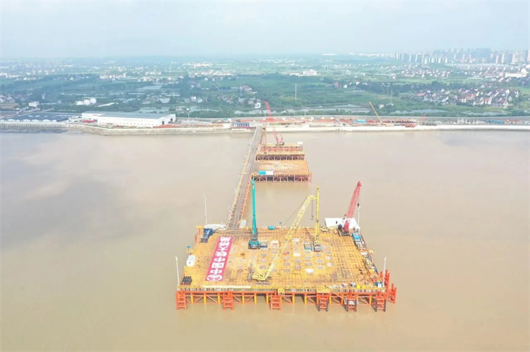 再战世界级工程！山河智能超级旋挖钻机SWDM800H助建杭州湾跨海铁路桥项目