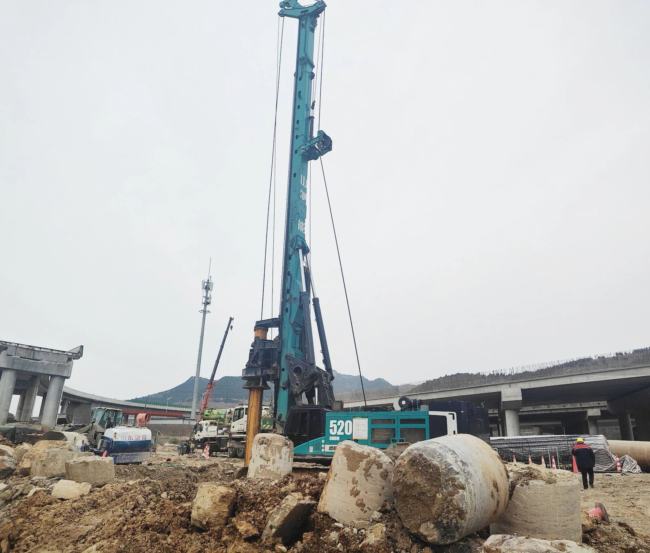 “亮剑”济南绕城改扩建项目,山河智能增程式电动旋挖钻机高效入岩受好评