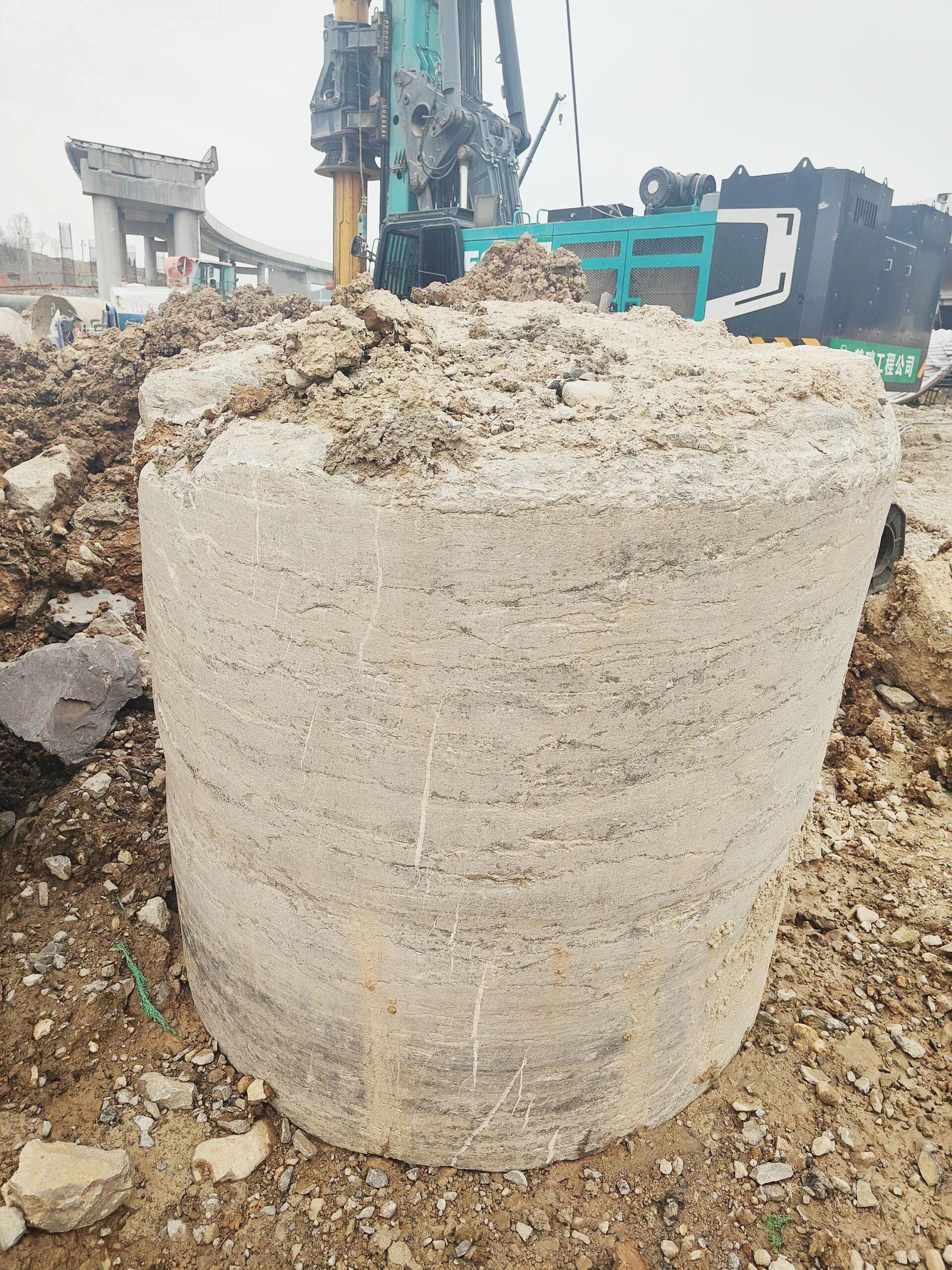 “亮剑”济南绕城改扩建项目,山河智能增程式电动旋挖钻机高效入岩受好评